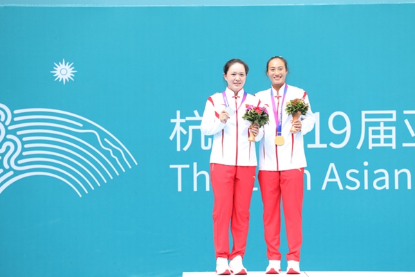 9月29日，鄭欽文(右)和朱琳在頒獎(jiǎng)儀式上合影。當(dāng)日，在杭州亞運(yùn)會(huì)網(wǎng)球女子單打決賽中，中國(guó)代表團(tuán)選手鄭欽文2:0戰(zhàn)勝隊(duì)友朱琳奪得冠軍。人民網(wǎng)記者 李乃妍攝