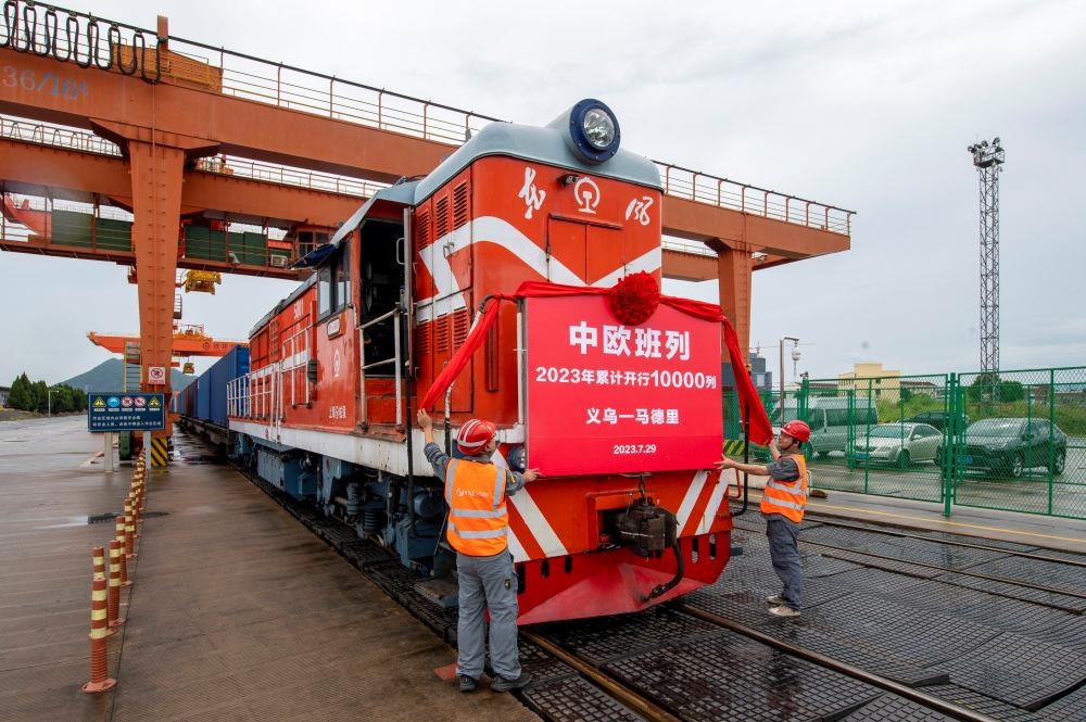 △2023年7月29日，滿載110個(gè)標(biāo)箱出口貨物的X8020次中歐班列從浙江義烏西站準(zhǔn)備啟程。