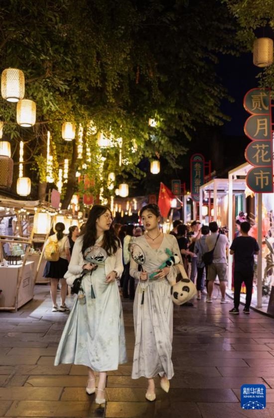 在成都寬窄巷子，兩位來自安徽的游客在新“十二月市”街區(qū)游覽（9月29日攝）。