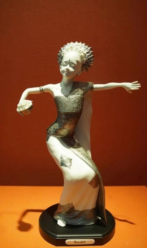 2013年10月，時任印度尼西亞總統(tǒng)蘇西洛贈送習近平主席的鑲錫瓷塑舞者。