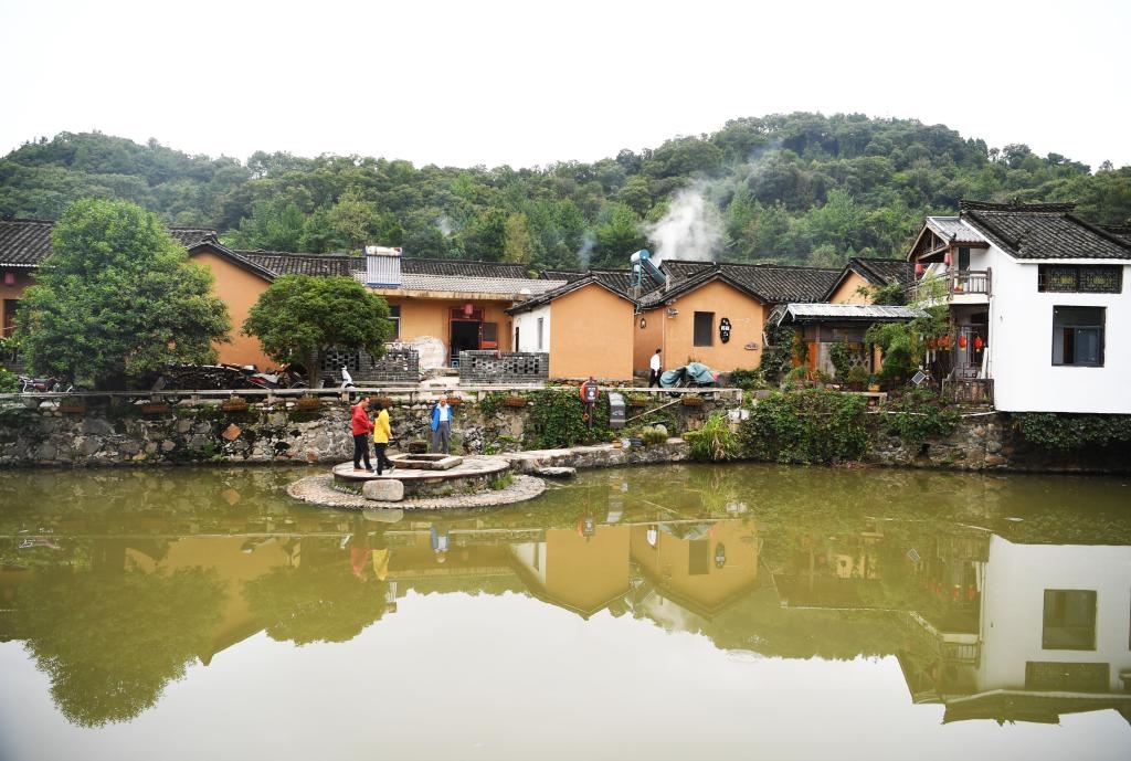 圖為9月27日游客在田鋪大塆參觀游玩。新華社記者張浩然攝