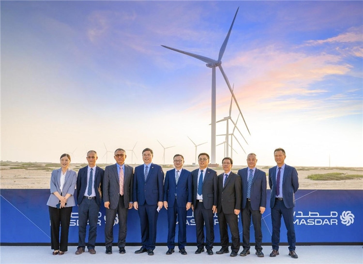 中方建設(shè)者在風(fēng)電場合影。中國電建供圖