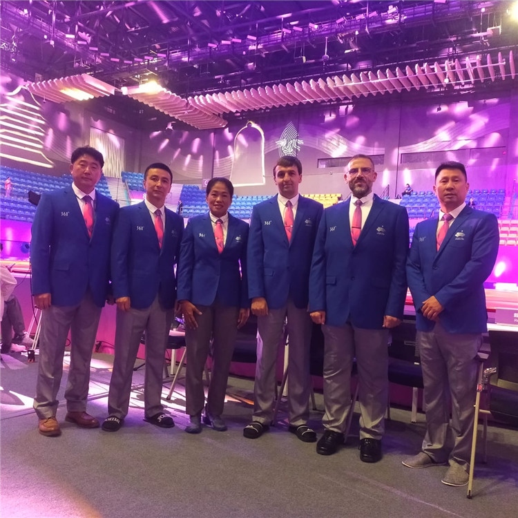 詹多斯·基亞諾夫與各國裁判員合影(左二)。 受訪者供圖