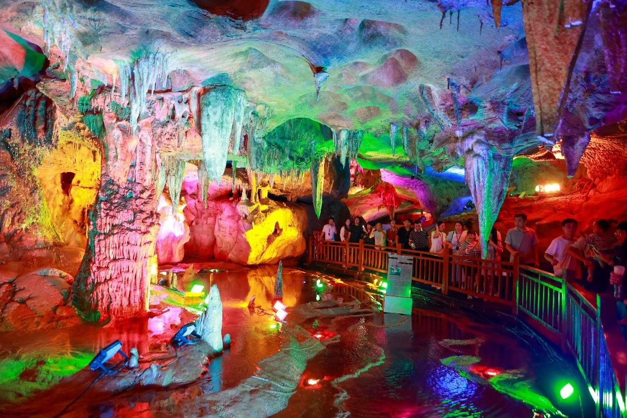 國慶假期期間，江西萬年神農(nóng)宮景區(qū)游人如織。受訪者供圖