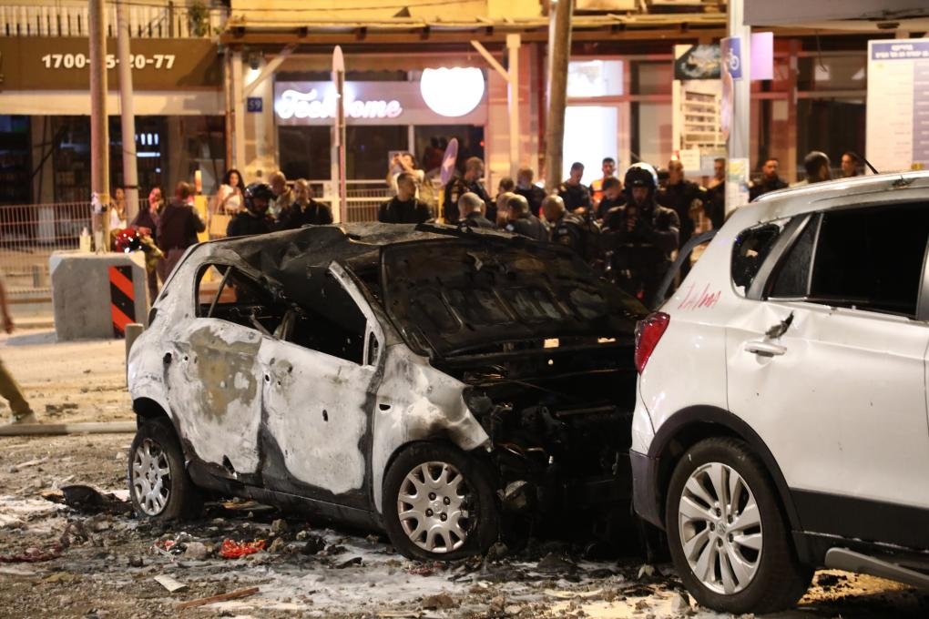 這是10月7日在以色列特拉維夫拍攝的遭火箭彈破壞的車(chē)輛。新華社發(fā)