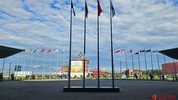 中白工業(yè)園內(nèi)，多國(guó)國(guó)旗飄揚(yáng)。園區(qū)已有來(lái)自16個(gè)國(guó)家和地區(qū)的企業(yè)入駐。人民網(wǎng)記者 朱虹攝
