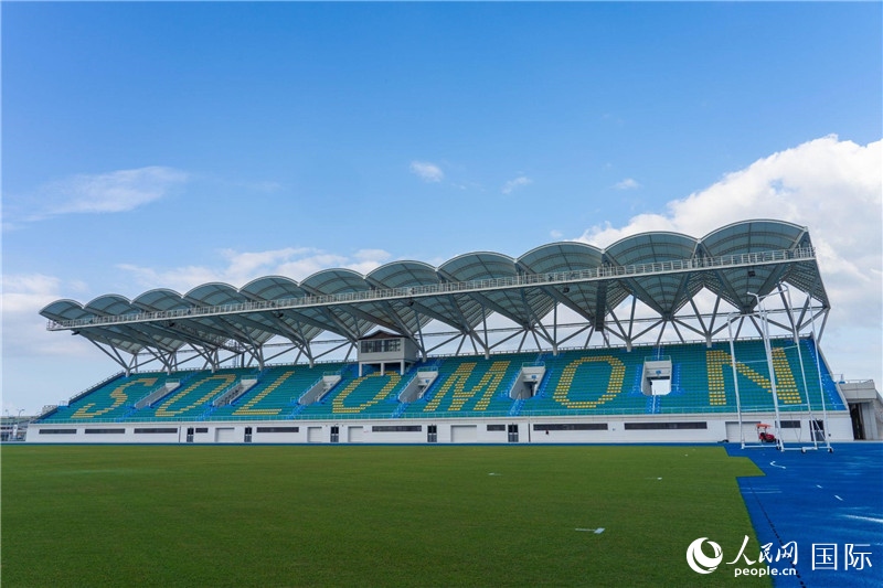 2023年9月12日，位于所羅門群島首都霍尼亞拉的由中土公司承建的中國(guó)援所羅門群島2023年太平洋運(yùn)動(dòng)會(huì)體育場(chǎng)館。人民網(wǎng) 賀吉攝