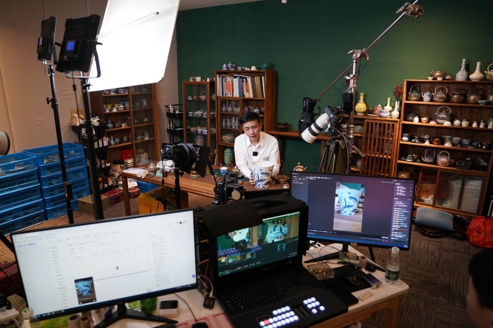 ↑在景德鎮(zhèn)，工作人員通過網(wǎng)絡(luò)直播推介陶瓷產(chǎn)品（2023年2月22日攝）。