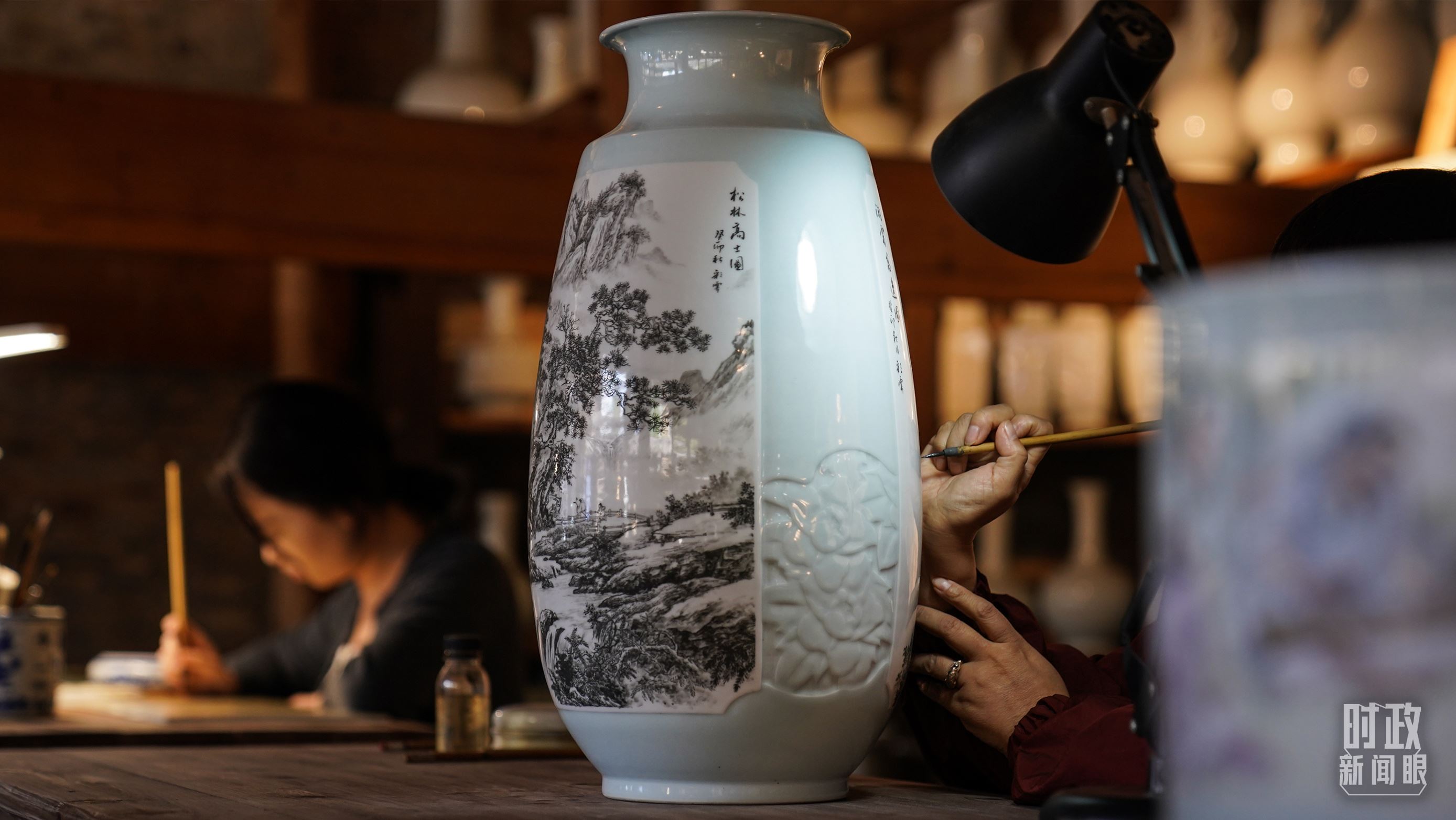 △陶瓷畫師正在繪制瓷器。（總臺(tái)國(guó)廣記者李晉拍攝）