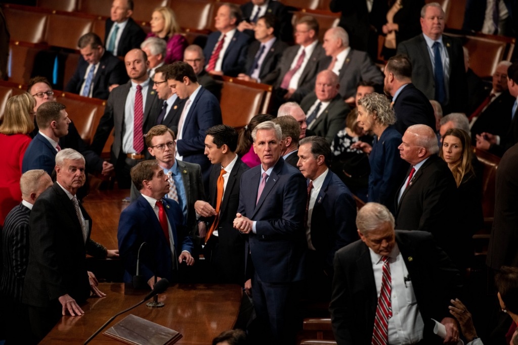 這是1月6日在美國(guó)華盛頓國(guó)會(huì)拍攝的凱文·麥卡錫（中）。新華社記者劉杰攝