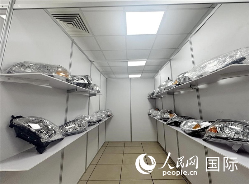 在位于莫斯科格林伍德國際貿(mào)易中心的浙江寧波優(yōu)質(zhì)商品展銷中心內(nèi)，展示著來自浙江寧波慈溪市的汽車配件樣品。人民網(wǎng)記者 申佳平攝