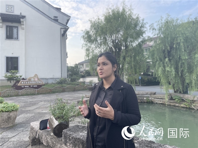 孟加拉國Channel 24電視頻道主持人伊斯拉特·阿敏在安吉接受記者采訪。人民網(wǎng)記者 張榮攝