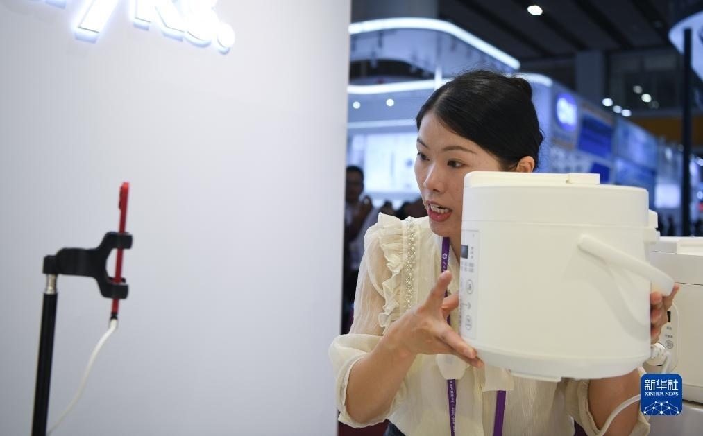 10月15日，參展的工作人員在展臺直播介紹家電產(chǎn)品。新華社記者 鄧華 攝