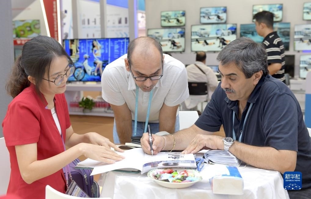 10月15日，客商在廣交會上洽談業(yè)務。新華社記者 盧漢欣 攝