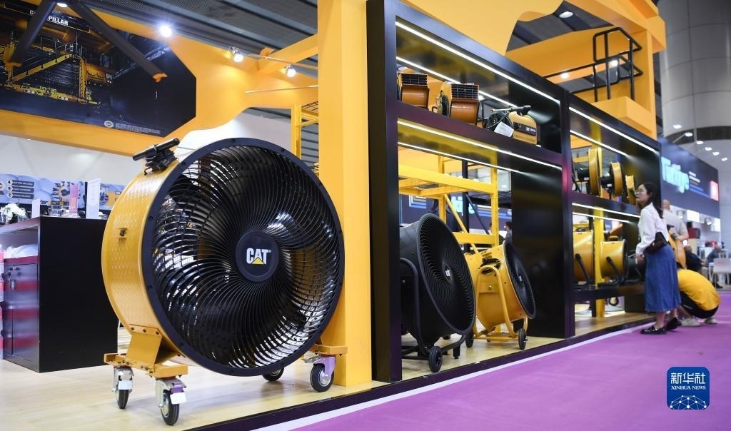 10月15日，參觀者在了解一家美國參展商的產(chǎn)品。新華社記者 鄧華 攝