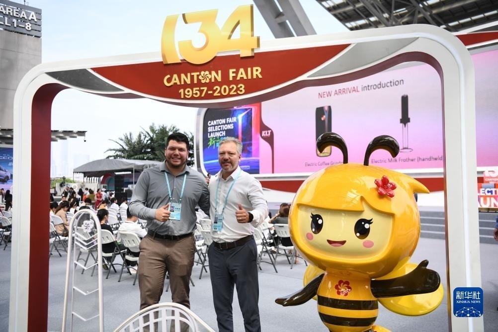 10月15日，來自巴西的采購商在廣交會上合影。新華社記者 鄧華 攝