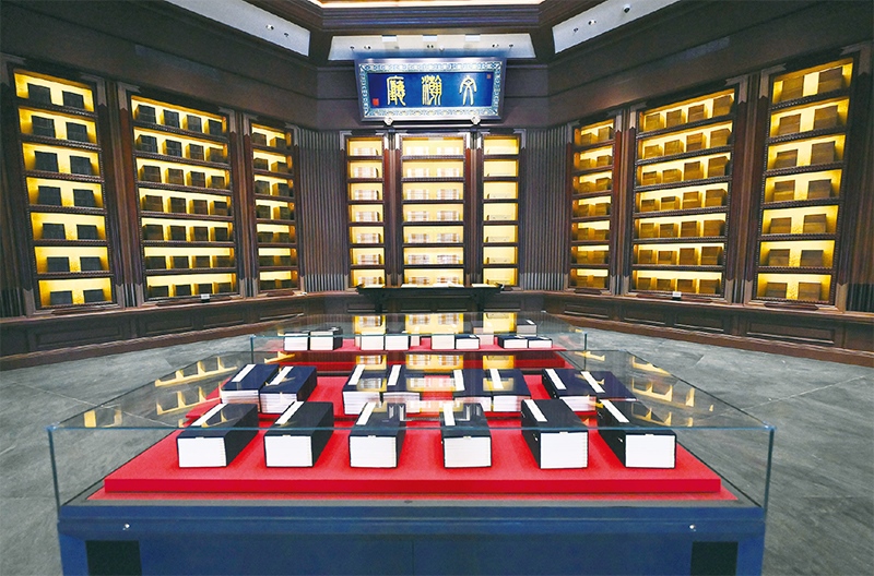 建設(shè)中國國家版本館，是以習(xí)近平同志為核心的黨中央作出的重大決策，是文明大國建設(shè)的基礎(chǔ)工程，是功在當(dāng)代、利在千秋的標(biāo)志性文化工程，充分體現(xiàn)了我們黨傳承發(fā)展中華文化的高度自覺、汲取歷史智慧更好走向未來的歷史主動。圖為2023年5月拍攝的中國國家版本館中央總館文瀚廳。 新華社發(fā)