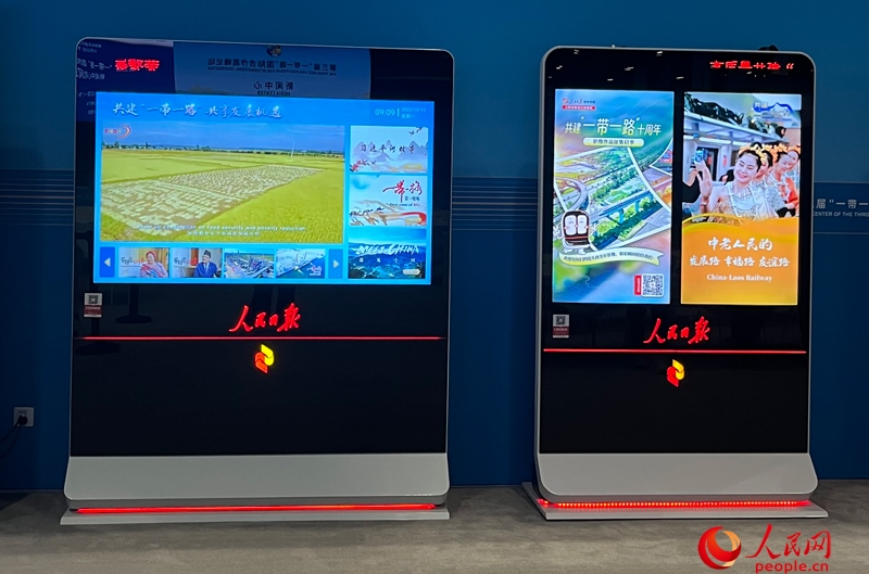位于新聞中心的人民日報電子閱報欄。人民網(wǎng)記者 杜燕飛攝