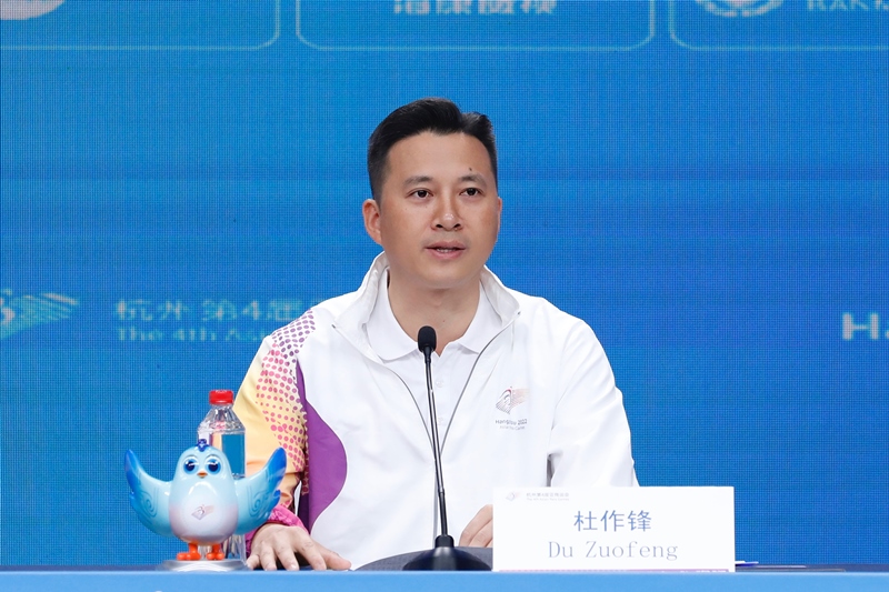 杭州亞殘運(yùn)會(huì)火炬?zhèn)鬟f指揮中心副指揮長(zhǎng)杜作鋒介紹火炬?zhèn)鬟f工作安排。杭州亞殘組委供圖