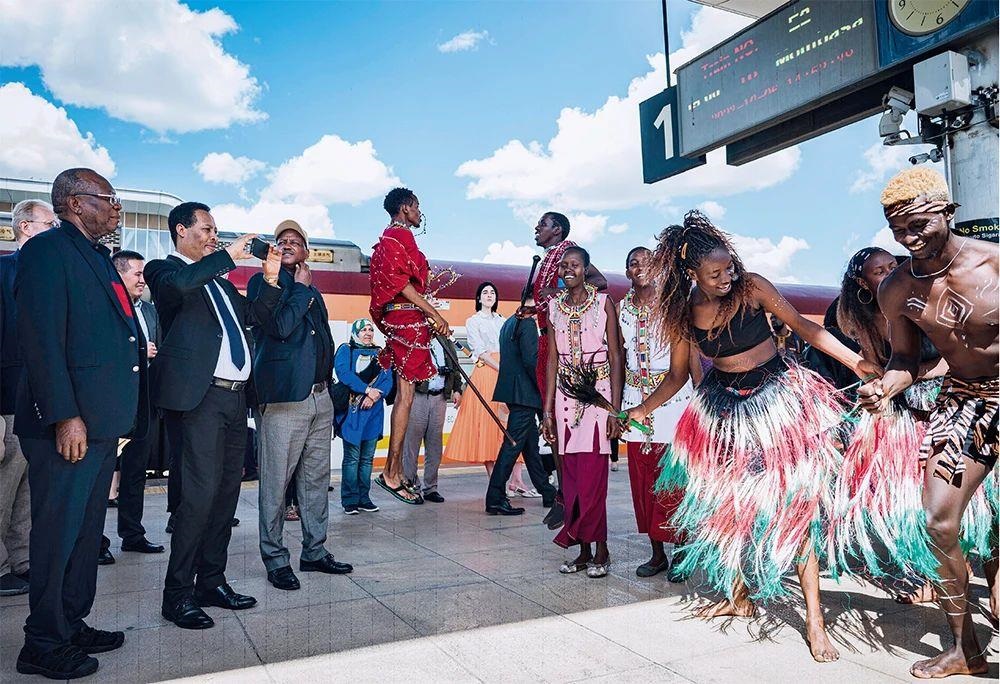 △2023年10月6日，多國駐肯使節(jié)在肯尼亞內(nèi)羅畢的蒙內(nèi)鐵路內(nèi)羅畢站觀看文藝演出。