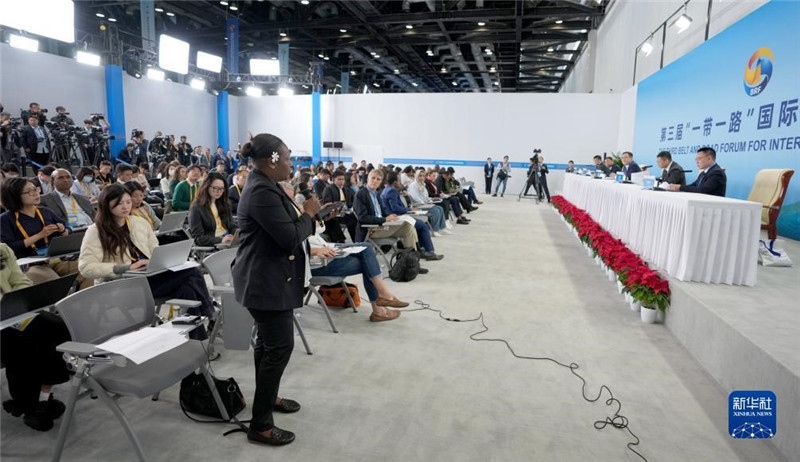 10月16日，第三屆“一帶一路”國際合作高峰論壇新聞中心在北京國家會議中心舉行首場吹風(fēng)會，邀請自然資源部國際合作司和相關(guān)單位負(fù)責(zé)人介紹有關(guān)情況，并回答記者提問。新華社記者 王毓國攝