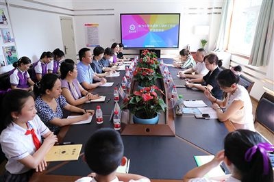 圖⑤：法治宣講結(jié)束后，重慶五中院組織召開座談會(huì)，聽取人大代表和朵力小學(xué)教師、家長(zhǎng)代表對(duì)法院未成年人保護(hù)工作的意見建議。