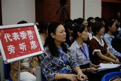 圖④：重慶五中院在西南政法大學(xué)開庭審理一起執(zhí)行異議之訴二審案，重慶市人大代表張濤（左一）、周藝梅（左二）和學(xué)生一起觀摩庭審。