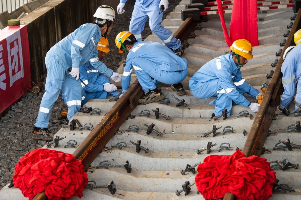 3月31日，在印度尼西亞雅加達(dá)雅萬(wàn)高鐵哈利姆車(chē)站，工人鋪設(shè)雅萬(wàn)高鐵全線最后一根鋼軌。