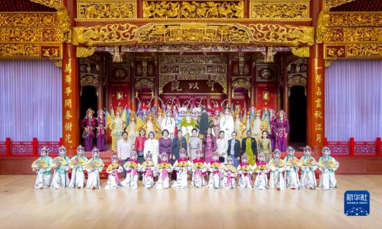  10月18日上午，國家主席習(xí)近平夫人彭麗媛邀請出席第三屆“一帶一路”國際合作高峰論壇的外方領(lǐng)導(dǎo)人夫人參觀中國工藝美術(shù)館（中國非物質(zhì)文化遺產(chǎn)館）。這是彭麗媛同外方領(lǐng)導(dǎo)人夫人與文藝演出演職人員合影。新華社記者 丁林 攝