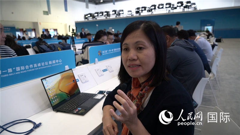 越南之聲廣播電臺記者胡鴻行（音譯，H? H?ng H?nh）與記者交談。人民網(wǎng) 楊春燕攝