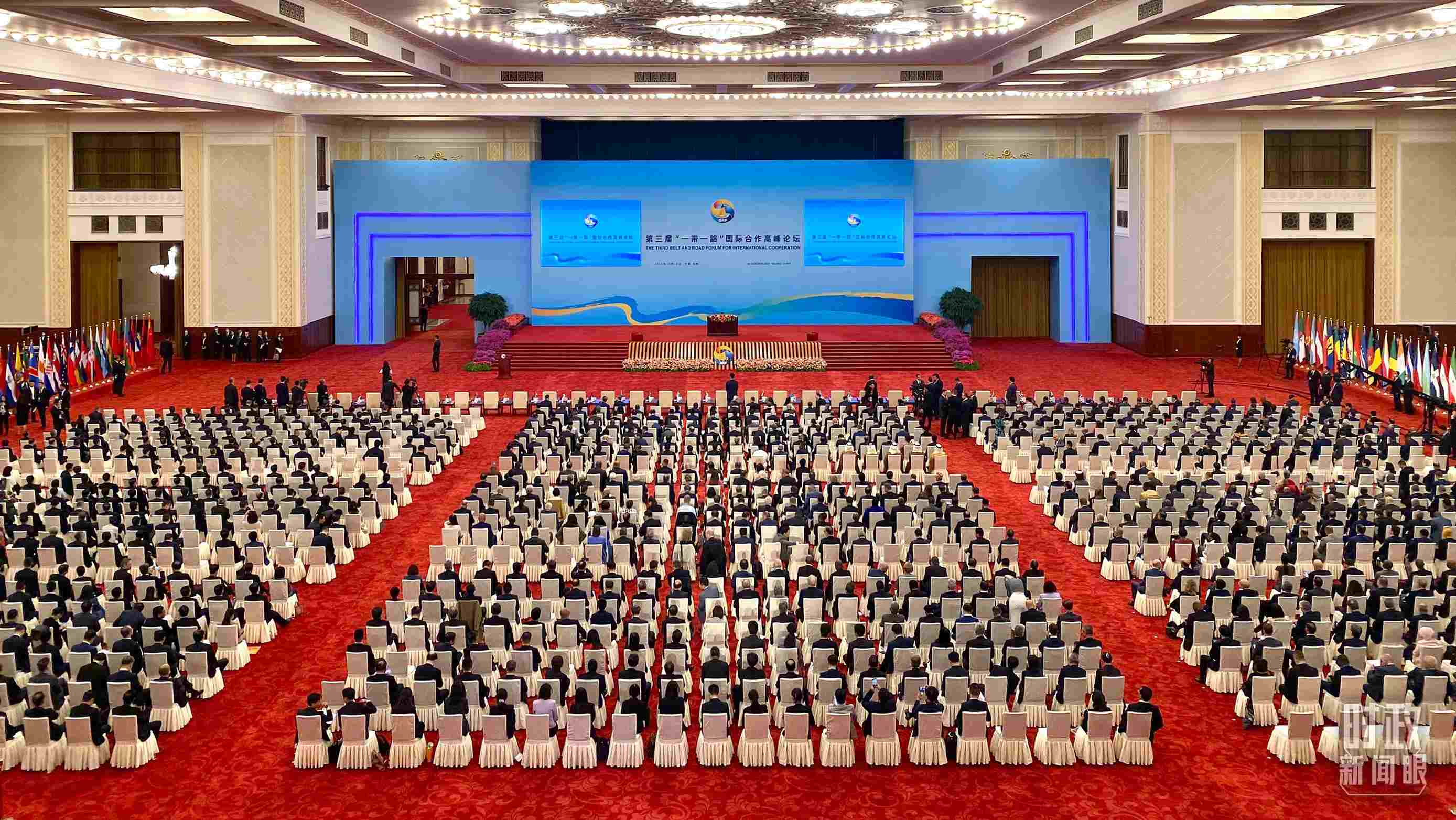 △人民大會(huì)堂宴會(huì)廳。這是開幕式之前的現(xiàn)場(chǎng)。（總臺(tái)央視記者李增仁拍攝）