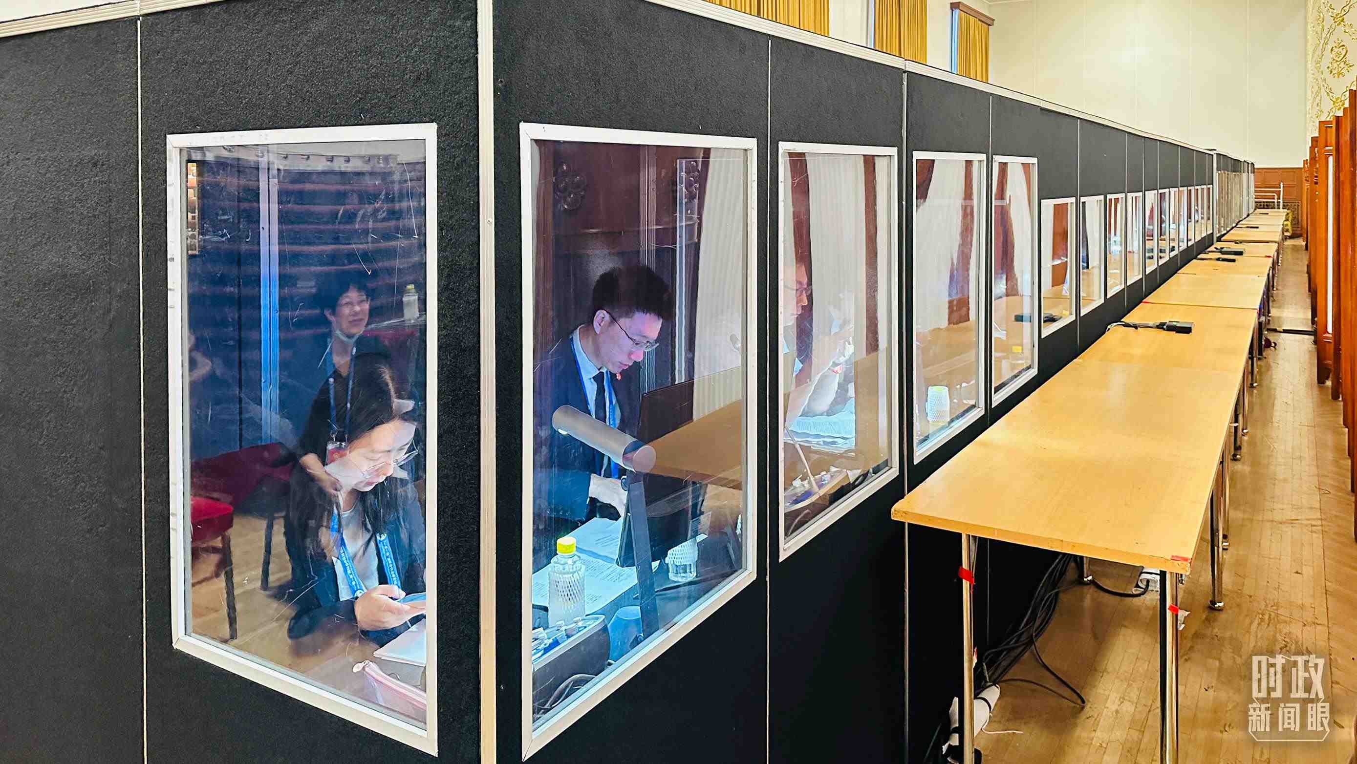 △開幕式現(xiàn)場(chǎng)的多語(yǔ)種同傳間。（總臺(tái)國(guó)廣記者時(shí)冉拍攝）