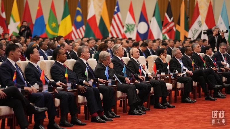 △18日上午，外方領(lǐng)導人在開幕式上聆聽習近平主席主旨演講。（總臺國廣記者李晉拍攝）