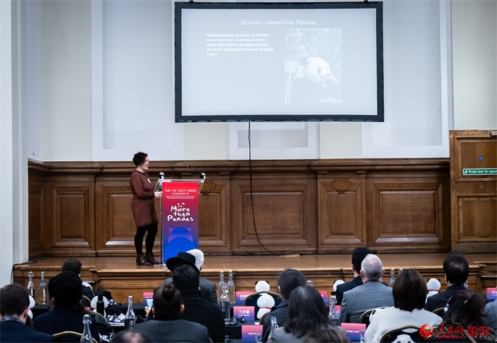 英國旅游達(dá)人瑪麗亞·拉莫爾作來川游歷主題分享。人民網(wǎng) 郭錦標(biāo)攝