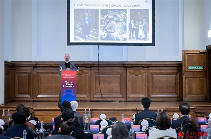 英國群英創(chuàng)意全球首席執(zhí)行官杰米·撒杰特在現(xiàn)場發(fā)言，分享如何進(jìn)一步提升四川旅游的國際影響力、吸引更多的英國游客。人民網(wǎng) 郭錦標(biāo)攝