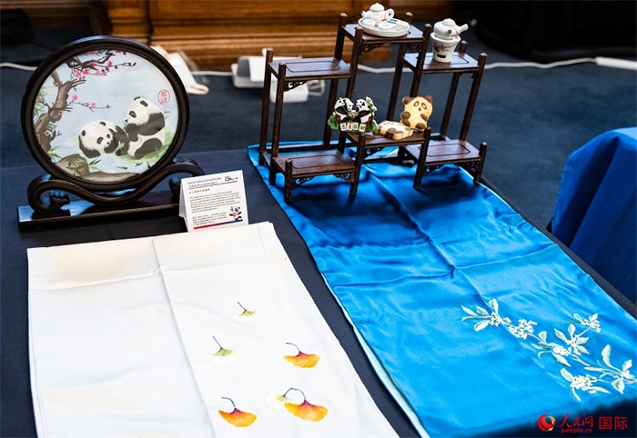 活動現(xiàn)場的現(xiàn)場文創(chuàng)展、互動體驗區(qū)、非遺區(qū)展示。人民網(wǎng) 郭錦標(biāo)攝