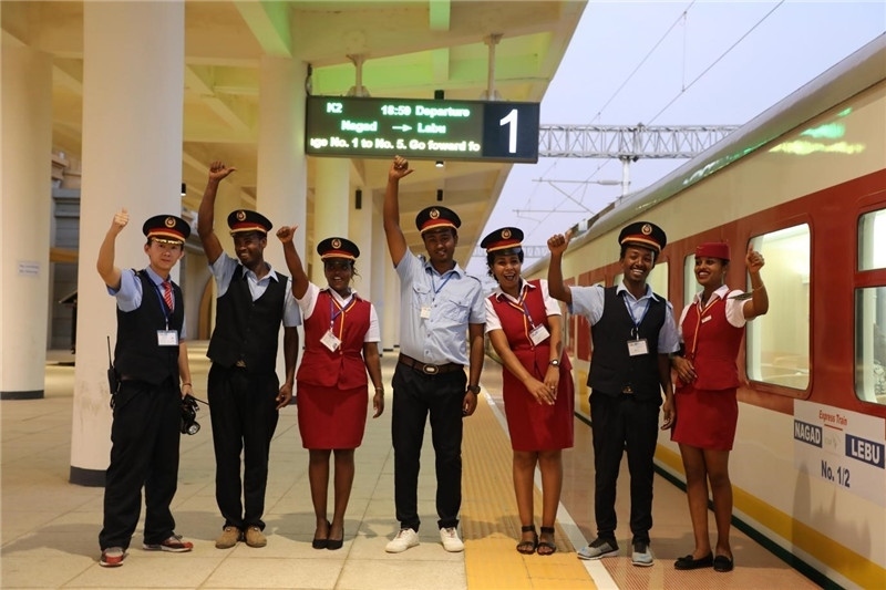 中埃員工組成的亞吉鐵路運(yùn)營團(tuán)隊(duì)。 中國土木工程集團(tuán)有限公司供圖