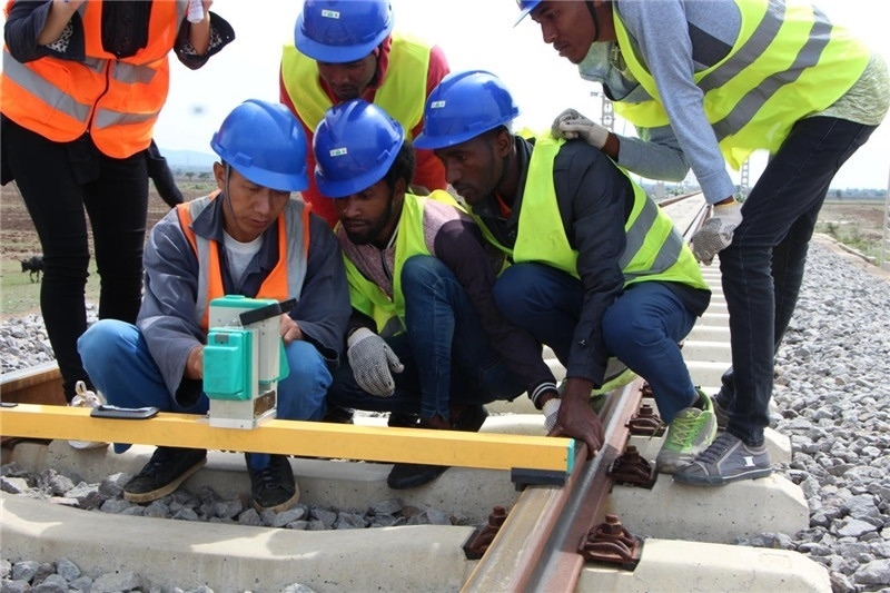 中方員工在鐵路現(xiàn)場(chǎng)培訓(xùn)埃方員工。 中國土木工程集團(tuán)有限公司供圖
