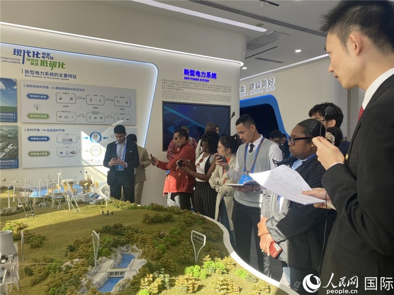 2023“一帶一路”媒體合作論壇聯(lián)合采訪團參訪中國能建。人民網(wǎng)記者 于洋攝