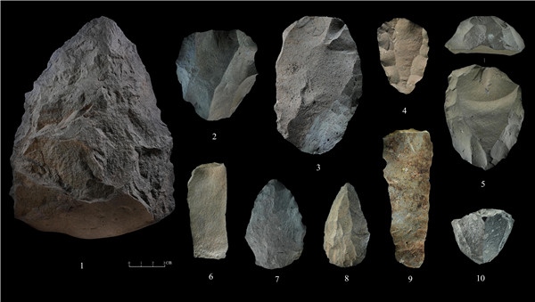 石制品 1.手斧 2、4、5.勒瓦婁哇石核（循環(huán)剝片法、優(yōu)先剝片法）3.勒瓦婁哇石葉石核 6.勒瓦婁哇石葉 7、8.勒瓦婁哇尖狀器 9.石葉 10.錐形石葉石核。中肯聯(lián)合考古隊(duì)供圖
