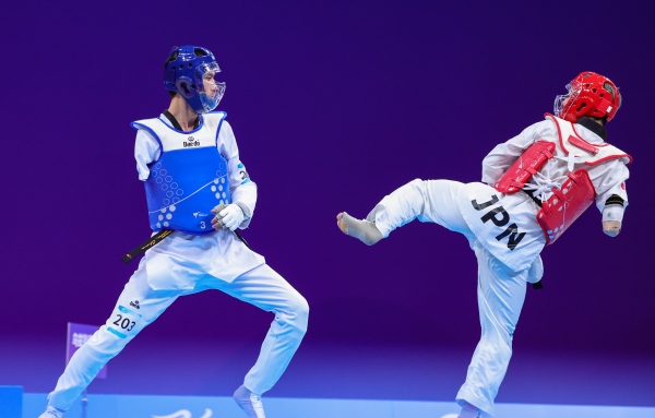 10月23日，杭州第4屆亞殘運會跆拳道男子K44級58公斤級銅牌賽舉行。圖為烏茲別克斯坦隊選手桑賈貝克·穆赫托羅夫(左)和日本隊選手阿渡健太在比賽中。圖片來源：杭州亞殘組委會