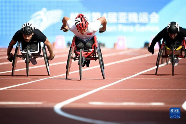 10月23日，中國選手龔文浩（左二）在杭州第4屆亞殘運會男子100米-T34決賽的比賽中。他以15秒55的成績獲得該項目銀牌。新華社記者 江漢攝