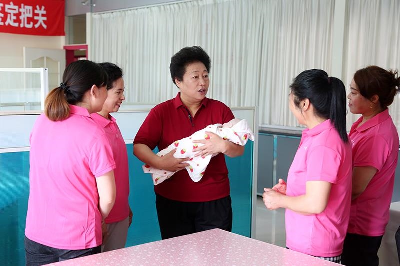 △2021年6月2日，卓長立（中）指導正在接受培訓的家政服務員。