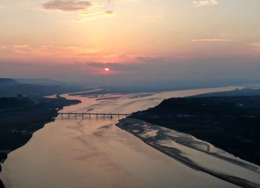  豫陜交界附近拍攝的黃河景色（2020年9月7日攝，無(wú)人機(jī)照片）。新華社記者 郝源 攝