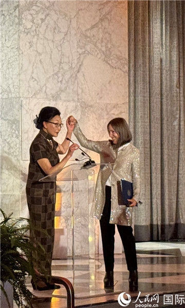 加州副州長康伊蓮為方李邦琴獲獎(jiǎng)致辭。人民網(wǎng)記者 鄧圩攝