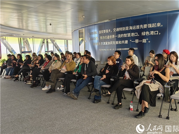 外媒記者探訪天津港北疆港區(qū)C段智能化集裝箱碼頭。人民網(wǎng)記者 符園園攝