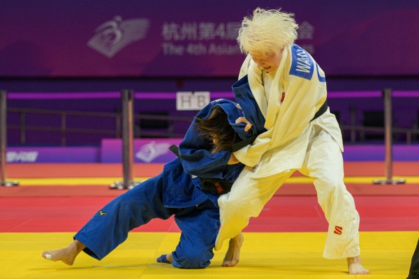 10月24日，杭州第4屆亞殘運(yùn)會(huì)柔道女子J2級(jí)57公斤級(jí)決賽舉行。圖為中國(guó)隊(duì)選手王嘉楠（右）和日本隊(duì)選手廣瀨順子在比賽中。圖片來(lái)源：杭州亞殘組委