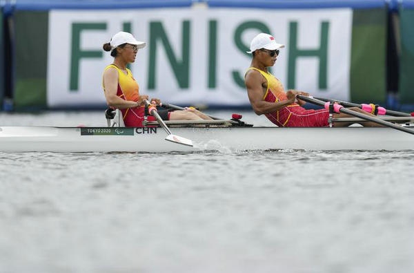 2021年8月29日，在東京殘奧會(huì)賽艇項(xiàng)目PR2級(jí)混合雙人雙槳決賽中，中國(guó)組合劉爽/蔣繼劍獲得銅牌。圖為劉爽（左）/蔣繼劍在比賽中。新華社記者 胡虎虎攝（資料圖）
