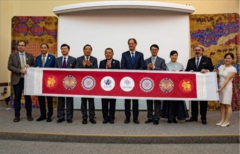 “絲路綺粲—中國(guó)絲綢藝術(shù)展”開(kāi)幕式在匈牙利首都布達(dá)佩斯舉行。布達(dá)佩斯中國(guó)文化中心供圖