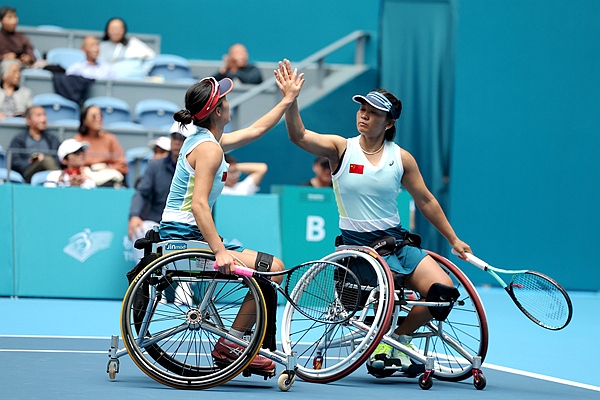 10月25日，杭州亞殘運(yùn)會(huì)輪椅網(wǎng)球女雙決賽，中國組合朱珍珍(右)/郭珞瑤慶祝得分。人民網(wǎng)記者 胡雪蓉?cái)z
